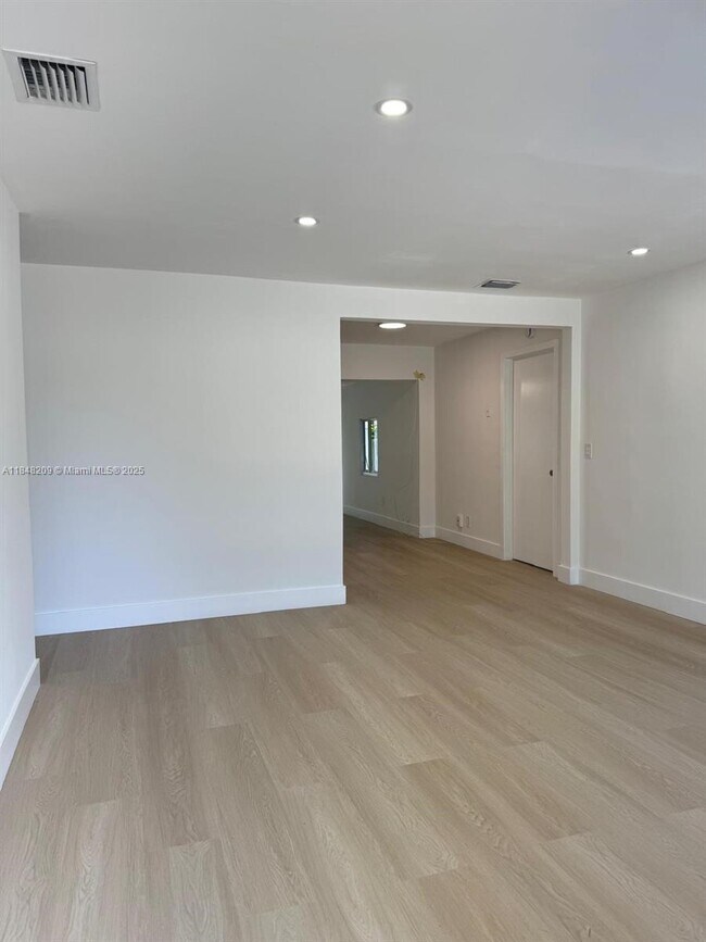 Building Photo - 4863 SW 44th Terrace