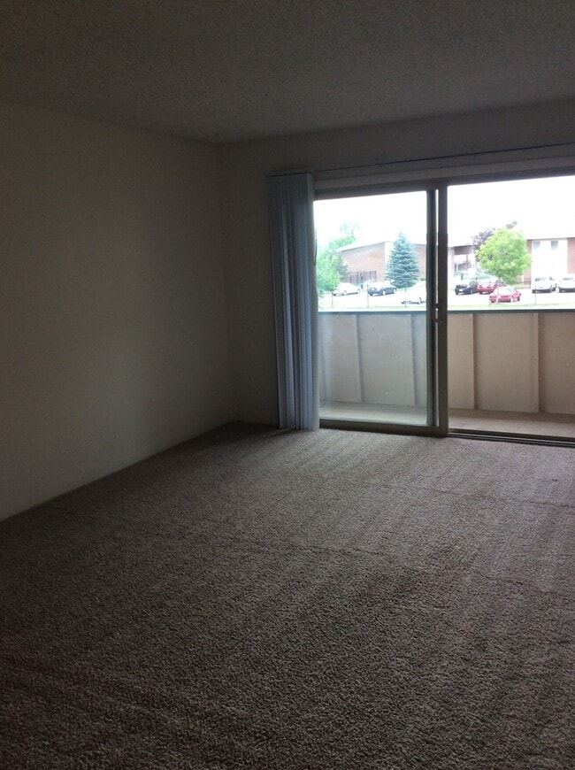 Building Photo - 2 bed 2 bath condo with community pool and on site parking!