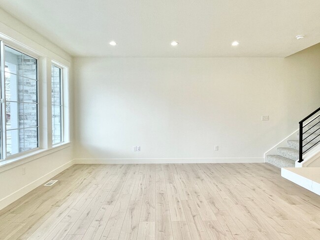 Building Photo - Exclusive Luxury Townhome at Dimple Dell!