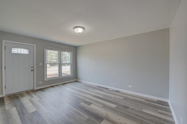 Building Photo - 405 Woodland Dr