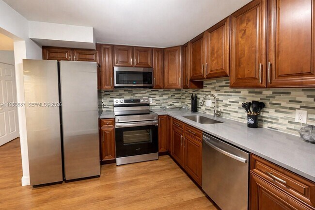 Foto del edificio - 16571 Blatt Blvd