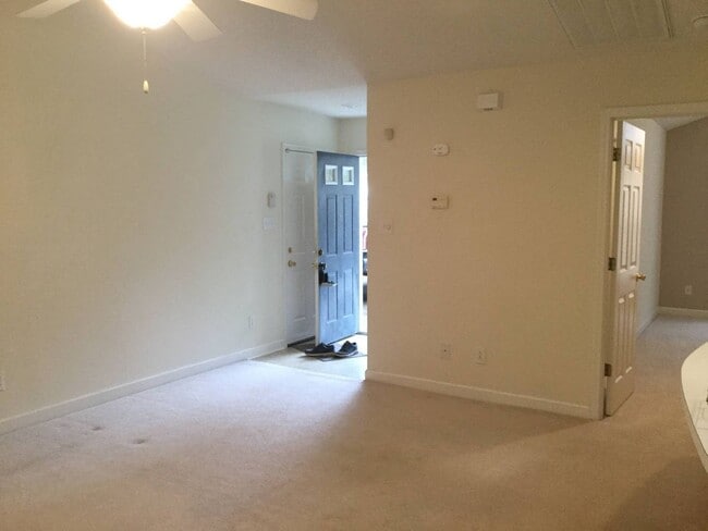 Building Photo - Duplex in desired New Bern