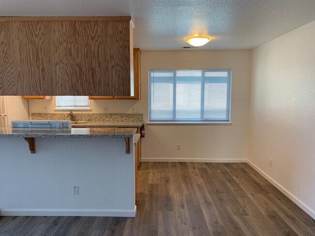 Foto del edificio - Remodeled Upstairs 2 Bedroom 1 Bath Unit
