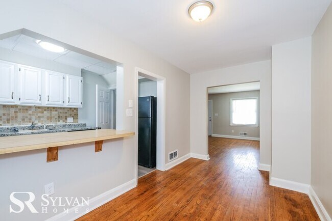 Foto del edificio - Come view this charming townhome