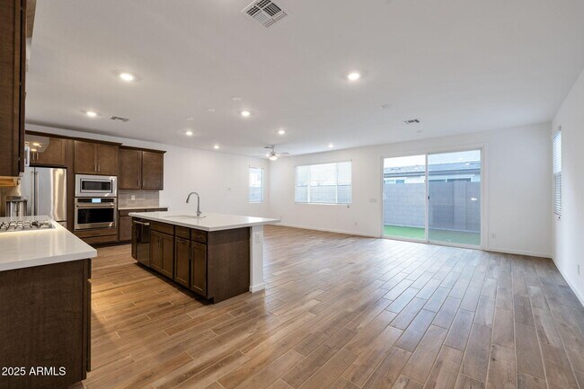 Foto del edificio - 2468 W Rowel Rd