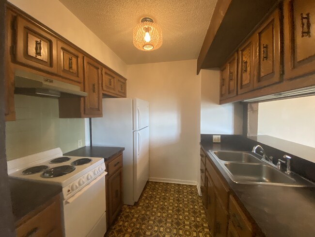 Building Photo - 3718 Woodlawn Ter
