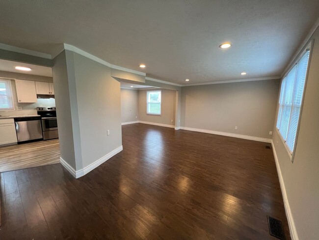 Building Photo - 6470 Waywind - 6 Bedroom - 3.5 Bath - In T...