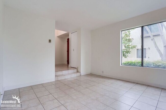 Foto del edificio - Newly Renovated 2Bdm 1.5Ba Townhome in La ...