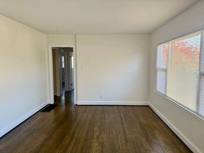 Building Photo - Three bedroom, 1.5 bath house in Burlington