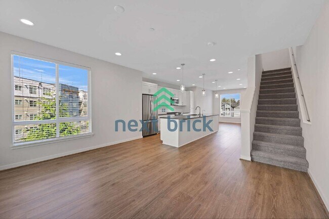 Foto del edificio - "Spacious 3-Bedroom Townhouse in Bothell with 3.5 Baths and 1596 Sq Ft of Comfort!"