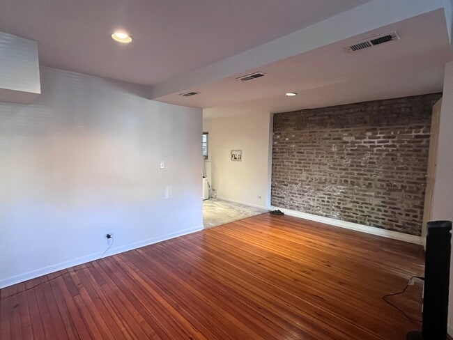 Foto del edificio - 2229 N Southport Ave