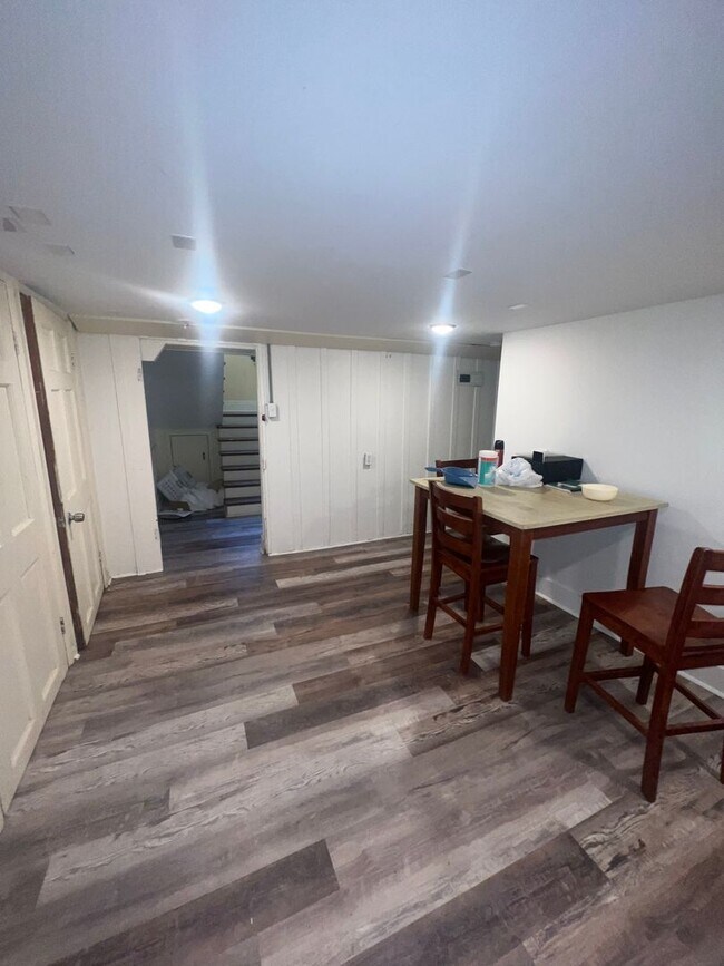 Building Photo - 6 BR Home on Broadway with Pool, Available...