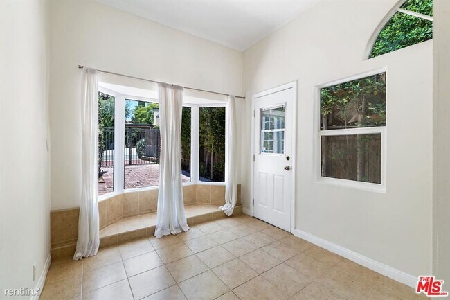 Building Photo - 3 br, 2.5 bath House - 9006 Lloyd Pl