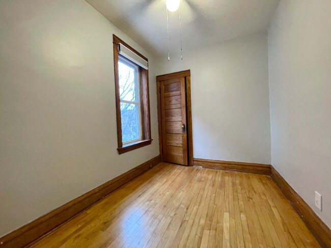 Building Photo - 1604 W Farragut Ave