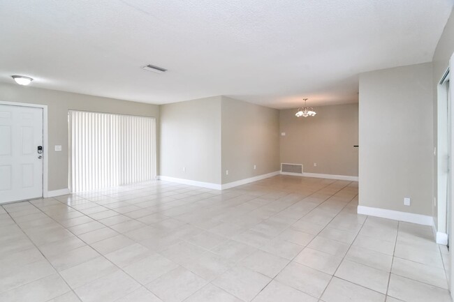 Foto del edificio - 10611 NW 29th Ct