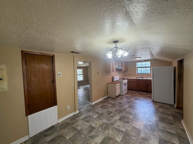 Building Photo - 1026 E Chestnut Ave