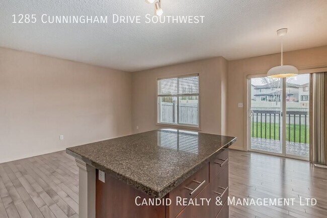 Photo du bâtiment - Cute 3 bedroom duplex with a huge backyard!