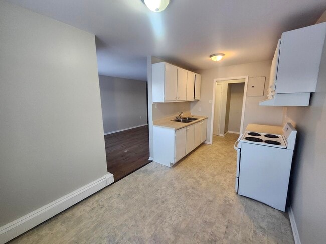 Building Photo - 7 Reading Crescent