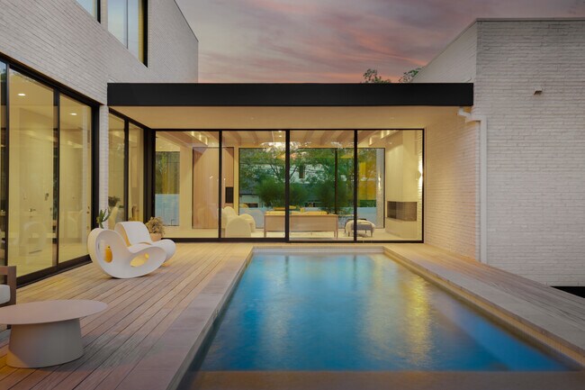 Foto del edificio - 2106 Matthews Dr