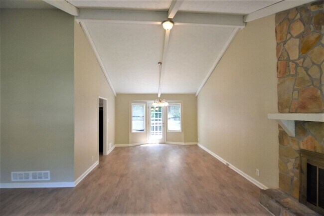 Building Photo - 1617 Eric Cir