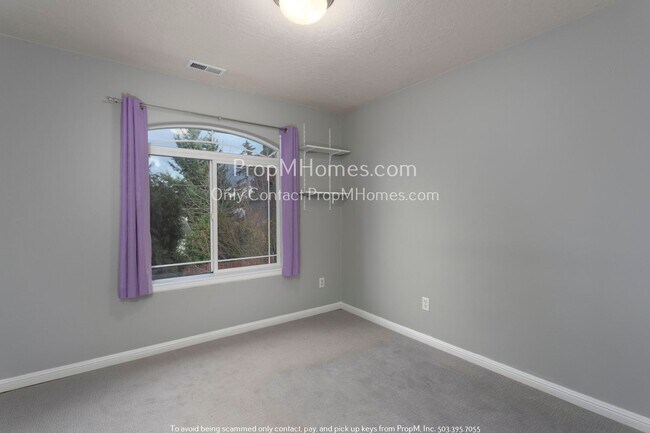 Building Photo - Spacious Three Bedroom Home: Perfect for F...