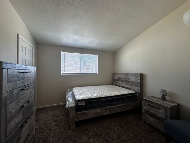 Foto del edificio - Situated In a Quiet Community Of Canyon Country