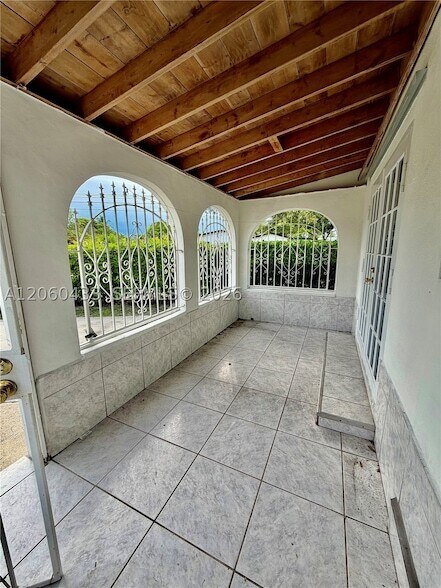 Building Photo - 6137 SW 20th Ct