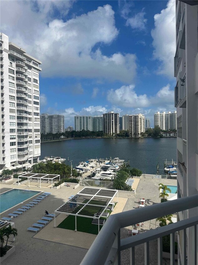 Foto principal - 18041 Biscayne Blvd