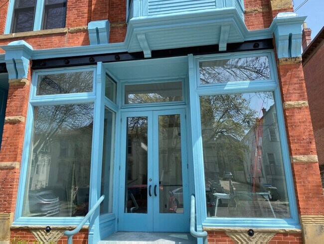 Exterior front - 1728 N Franklin Plz