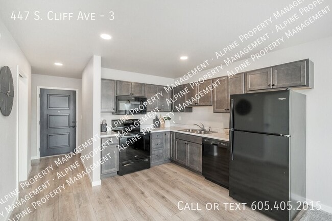 Building Photo - 447 S Cliff Ave