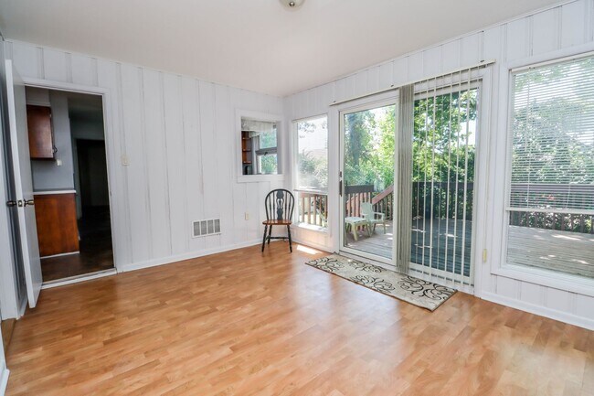 Building Photo - Immaculate Centrally located home!