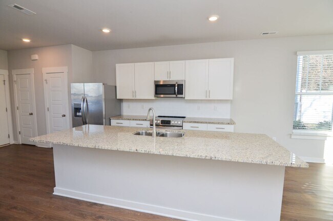 Building Photo - Beautifully Maintained Townhome in a Prime Location