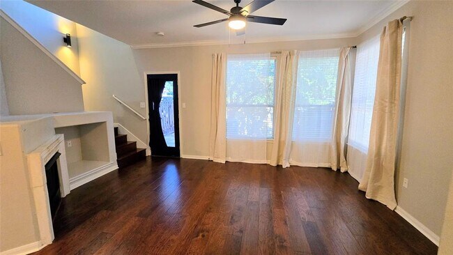 Foto del edificio - 3300 Forest Creek Dr