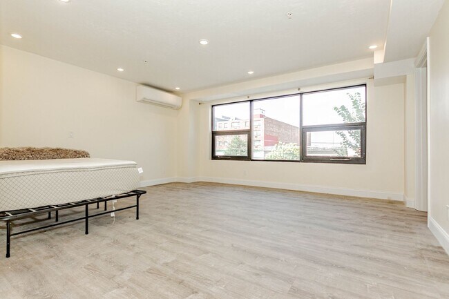 Building Photo - 1 Bed 1 Bath in Packard's Corner Available Now