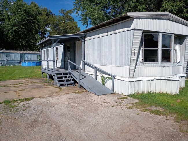 Building Photo - 2 Bedroom 2 Bathroom Community Mobile Home