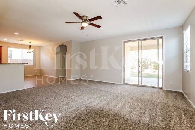Foto del edificio - 17748 W Young St