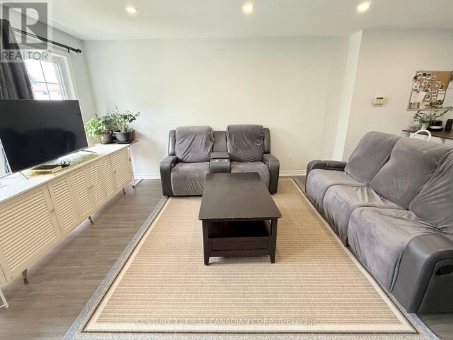 Photo du bâtiment - 700-700 Exeter Rd