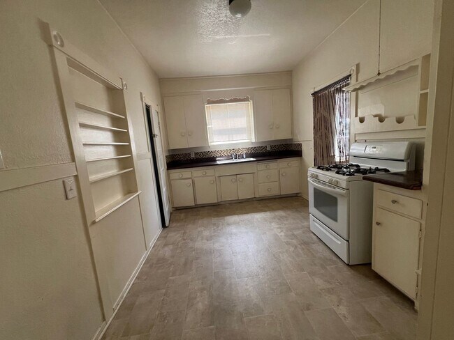 Building Photo - One bedroom apartment in downtown Riverside!