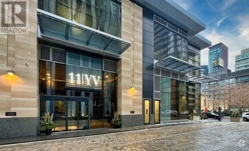 Building Photo - 11-4611 Yorkville Ave