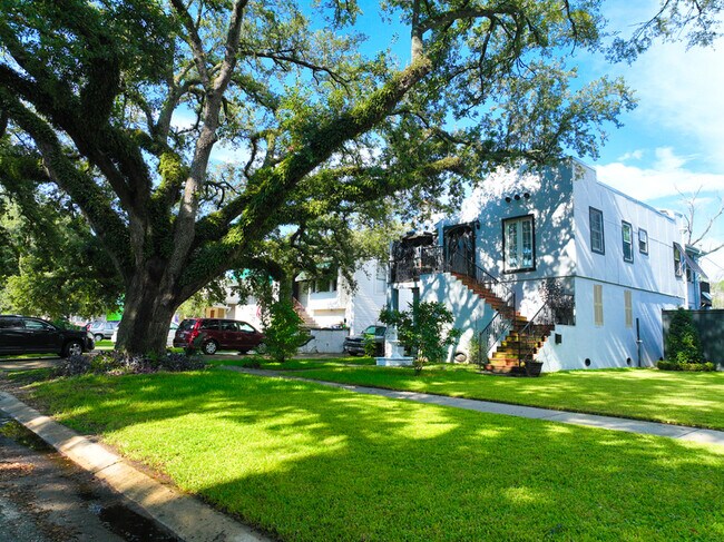 Foto del edificio - 5629 Rosemary Pl