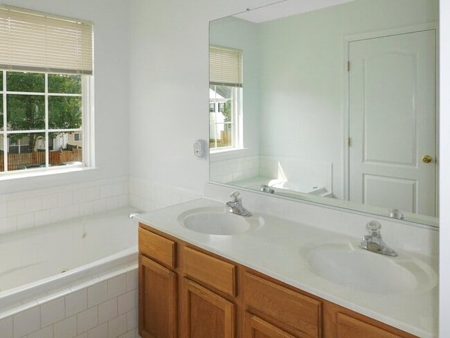 Building Photo - 15504 Kennett Square Way