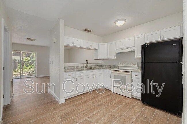 Building Photo - 7120 Oakwood Dr