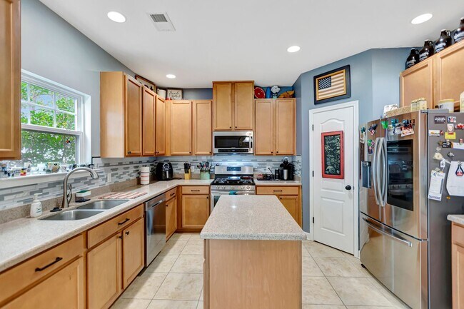 Foto del edificio - Spacious 5-Bedroom Home in Fairmont South