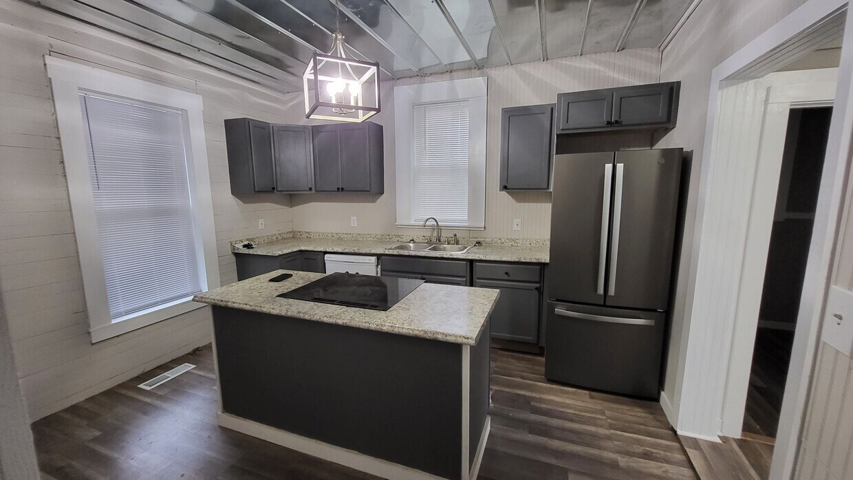 Foto principal - 211 West Dr