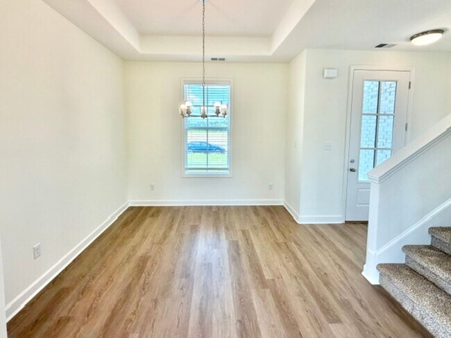 Foto del edificio - 135 Summer Rose Ln