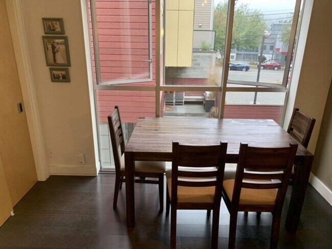 Foto del edificio - Gorgeous, Modern Townhome in the Heart of Fremont!! Open House Saturday the 27th!