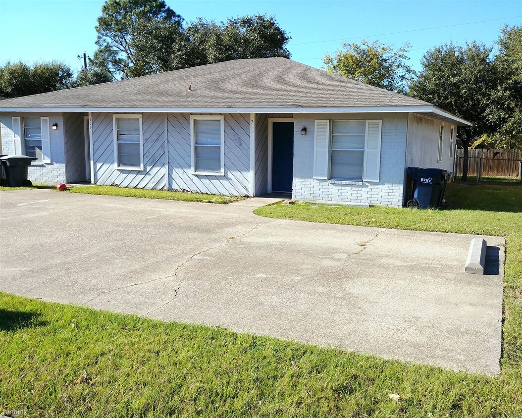 Primary Photo - 2 br, 1 bath Duplex - 709 San Saba Dr