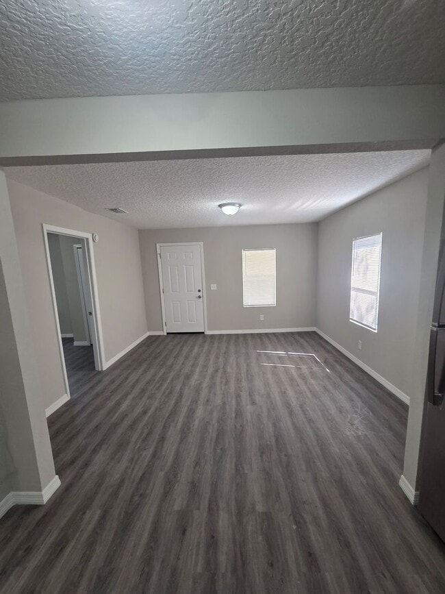 Building Photo - 3 bed 2 bath