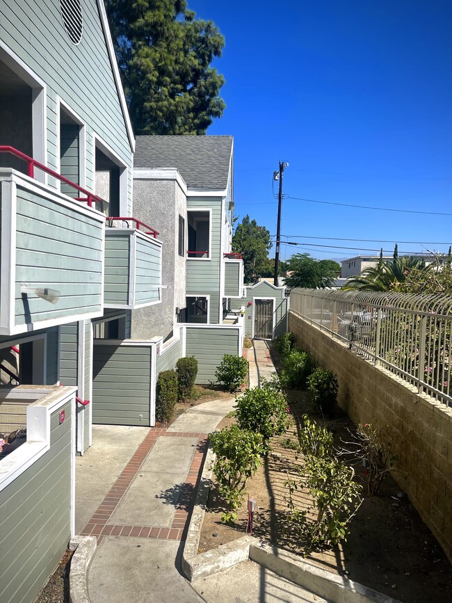 Building Photo - 11051 Arminta St