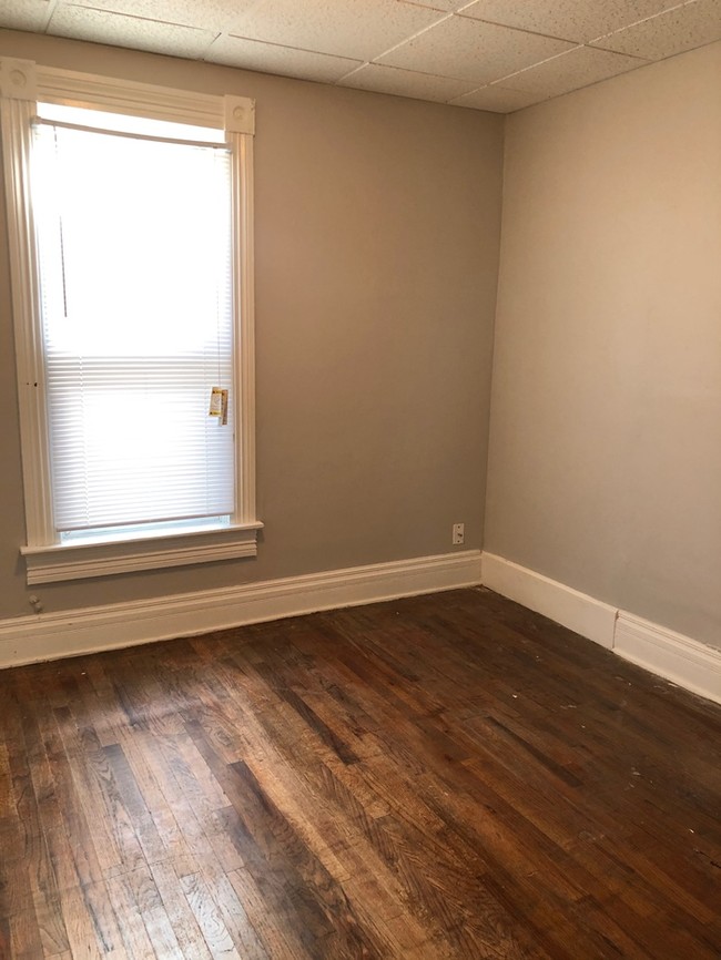 Building Photo - Spacious home with fenced yard, Free Month